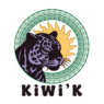 Logo de Kiwi'k con la ilustración de un jaguar frente a un sol y rodeado por un marco circular con grecas verdes. Debajo aparece el nombre Kiwi'k. Sin fondo