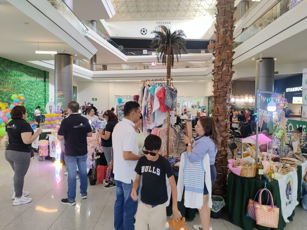 Visitantes en Expo Celebrando a Mamá 2025 de Expo Kiwi'k